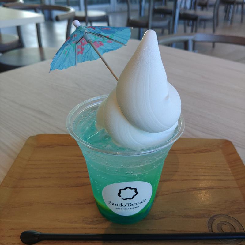 白蛇アンブレラスカイソーダ(金蛇水神社外苑 SandoTerrace IKoMiKi (サンドウ テラス イコミキ))