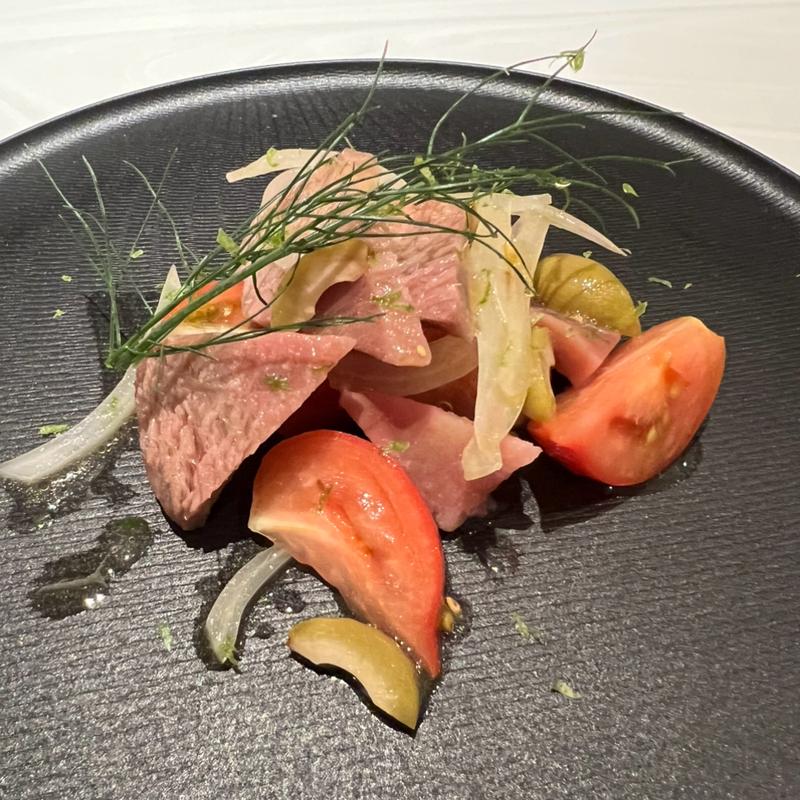 ・マグロの尾肉のコンフィとフルーツトマト、フェンネルのサラダ(茅ヶ崎ビール)
