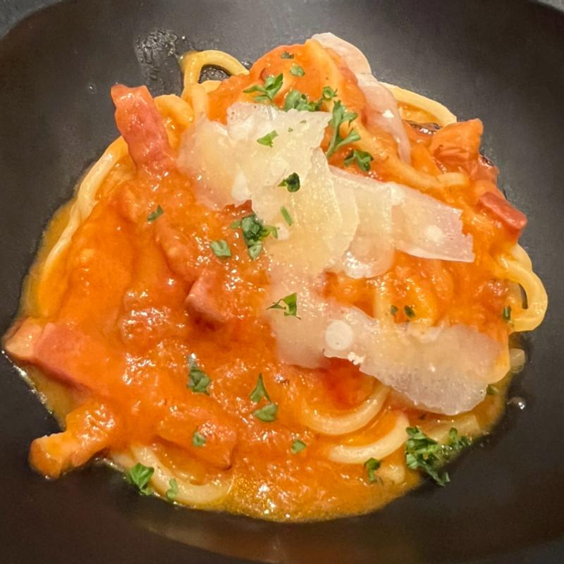 本日のパスタ　ベーコンと季節野菜トマトソース(茅ヶ崎ビール)