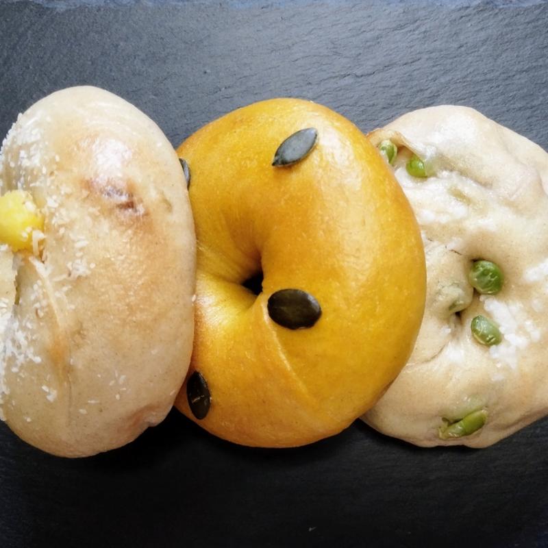 パイナップル クリームチーズ ピスタチオベーグル、北海道かぼちゃ・大納言ベーグル、枝豆ベーコンベーグル(土曜と日曜とソフトクリームとベーグル)