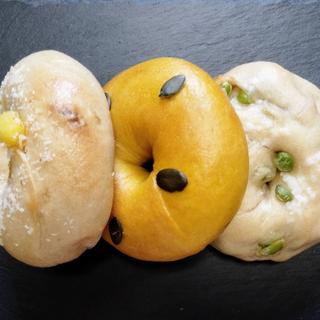パイナップル クリームチーズ ピスタチオベーグル、北海道かぼちゃ・大納言ベーグル、枝豆ベーコンベーグル