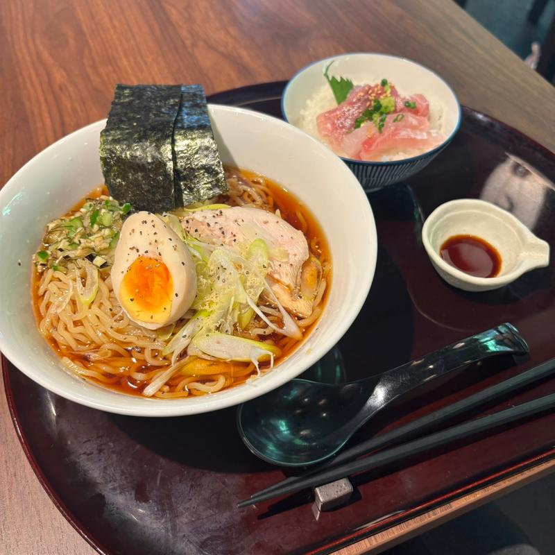 冷し鶏中華そばと海鮮小丼(和酒酔処わく別誂)