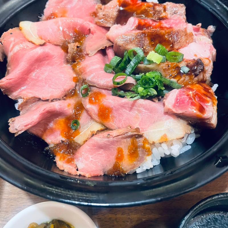 和牛ステーキ&ローストビーフ丼(ローストビーフとハンバーグ YOSHIMI)