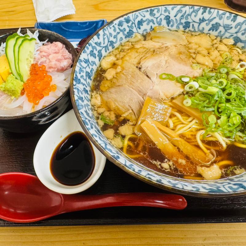 尾道ラーメンとミニ海鮮丼セット(一粒屋)