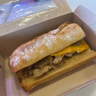 PREGO キャラメリゼした玉ねぎとチーズを添えた豚肉のサンドイッチ
