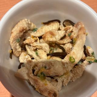 鶏皮と塩昆布和え