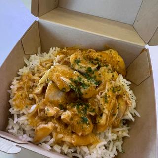CHICKEN MOAMBA アンゴラの鶏肉をビーナッツグレービーで煮込み、バスマティライスの上に盛り付けた。