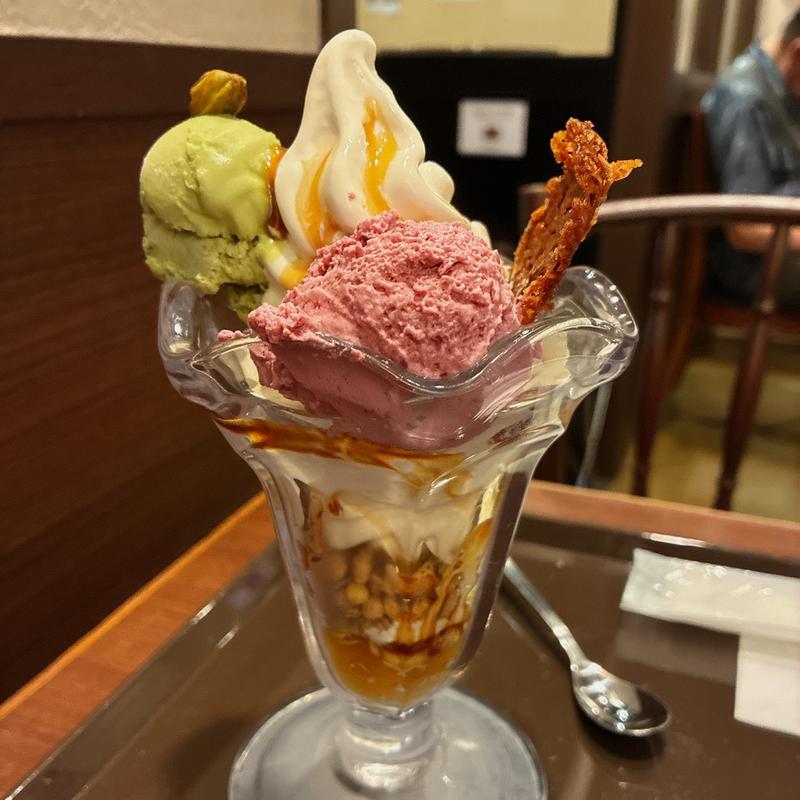 ピスタチオと塩キャラメルのパフェ(サンマルクカフェ 大阪天神橋店)
