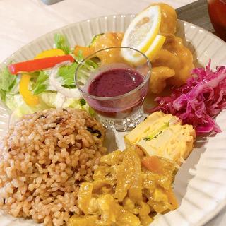 寝かせ酵素玄米と麹の日替わりプレートランチ