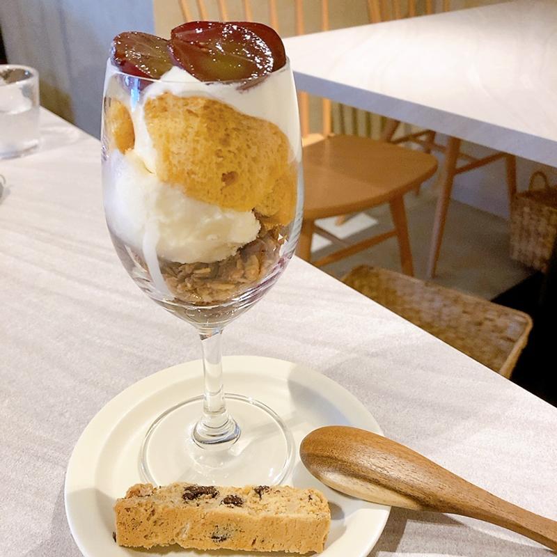 季節の果物のパフェ(and kitchen)