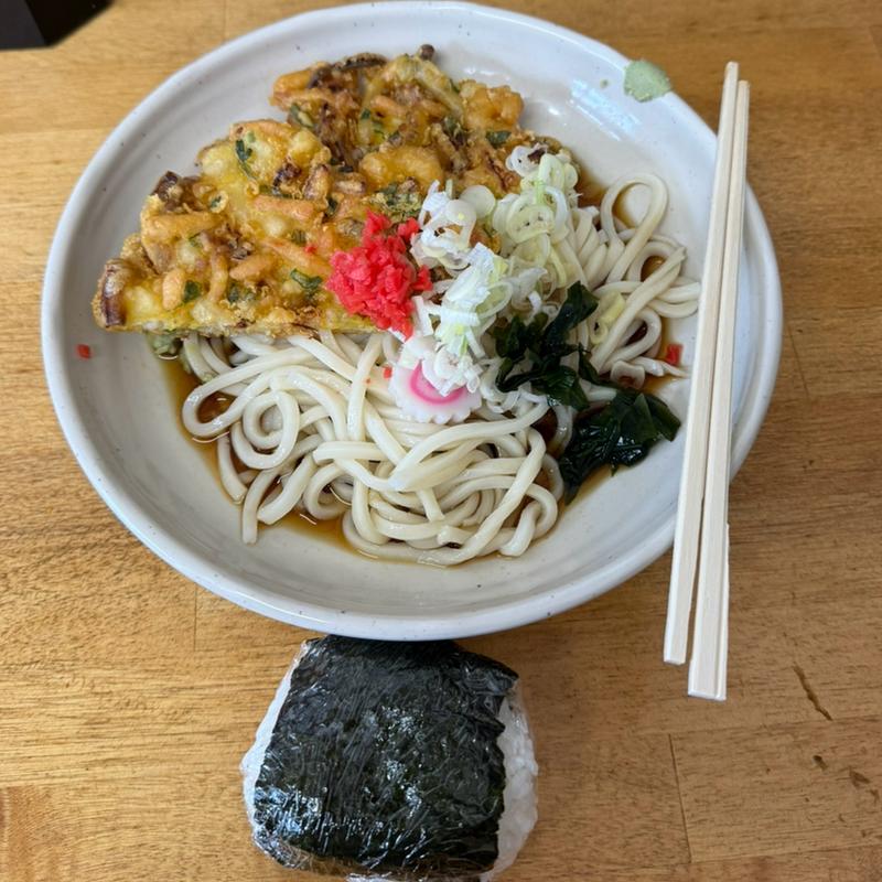 冷やし天ぷらうどん　おにぎり(戸隠 （トガクシ）)