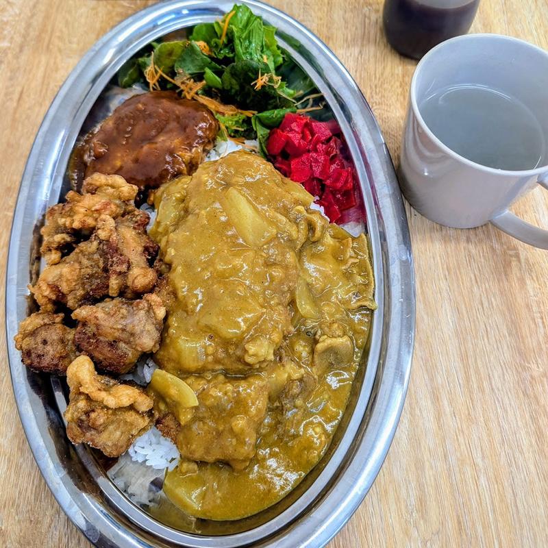 黄色いカレー全部のせ(ちいさなパン屋さん)