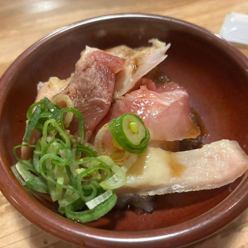 鶏の炭火焼（お通し）(草津 極楽酒場)