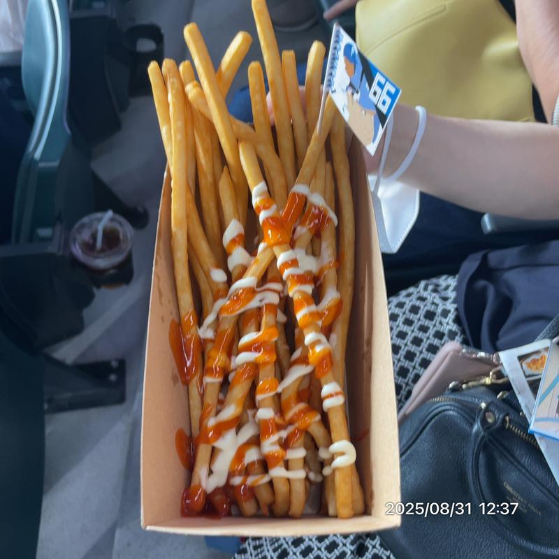 万波中正選手のレーザービームロングポテト(ピザーラエクスプレス エスコンフィールド店)