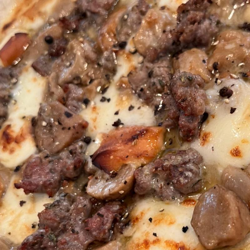 ポルチーニとモッツァレラチーズのミートピザ(808 Monsmare)