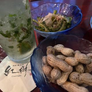 お通し　ゆで落花生　ゴーヤの酢の物　モヒート