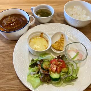 シチューハンバーグ（サラダ、スープ付き）