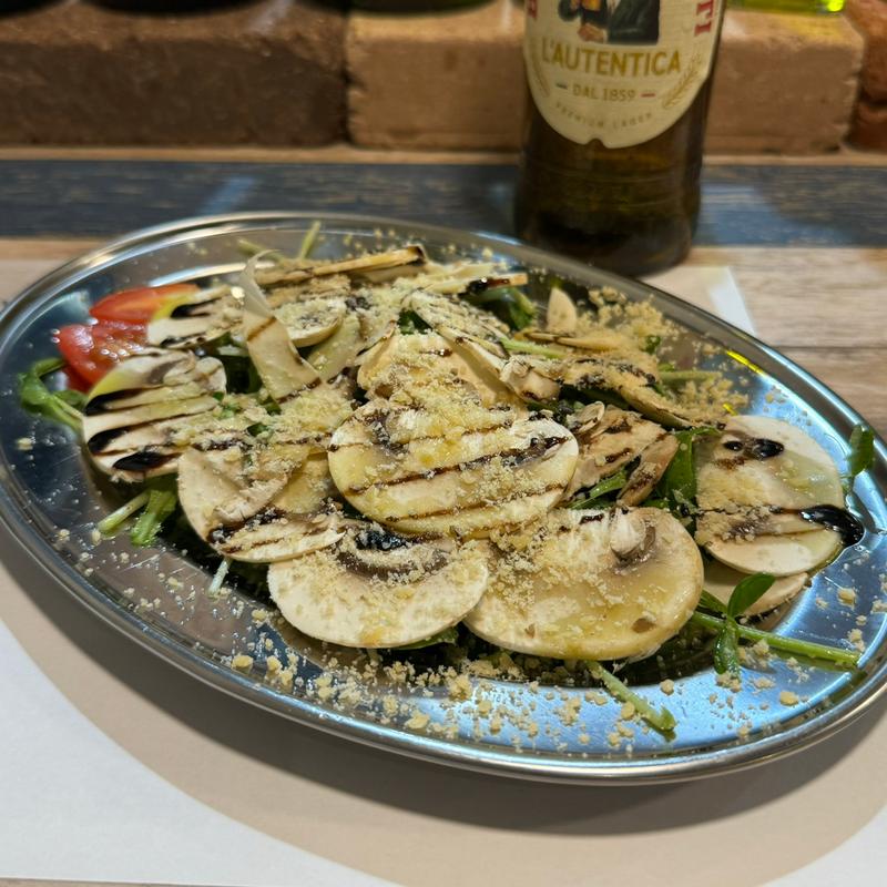 ホワイトマッシュルームと豆苗のサラダ(taverna curna)