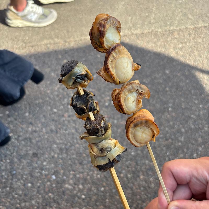 あかにし貝　ホタテ串(角上魚類 寺泊本店 )