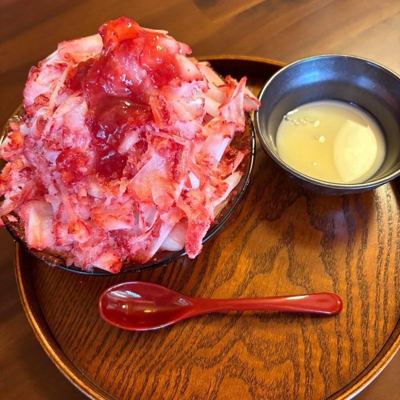 イチゴのかき氷(井伊とこ)