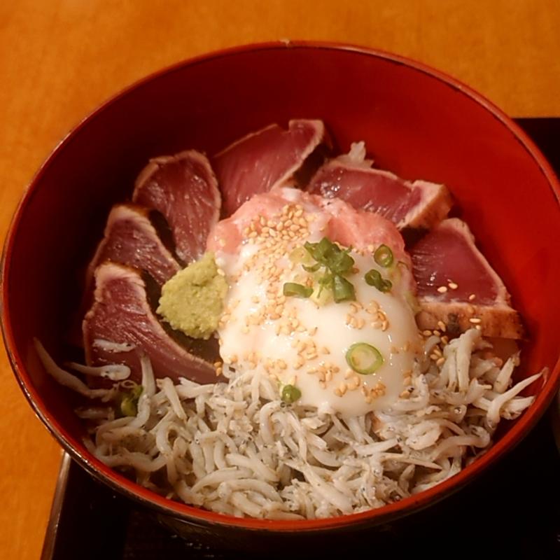 カツオたたきネギトロしらす丼　温玉のせ(雅屋 溜池山王店)