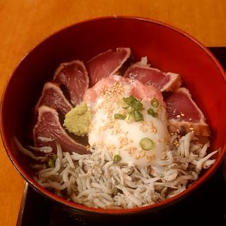 カツオたたきネギトロしらす丼　温玉のせ