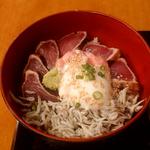カツオたたきネギトロしらす丼　温玉のせ