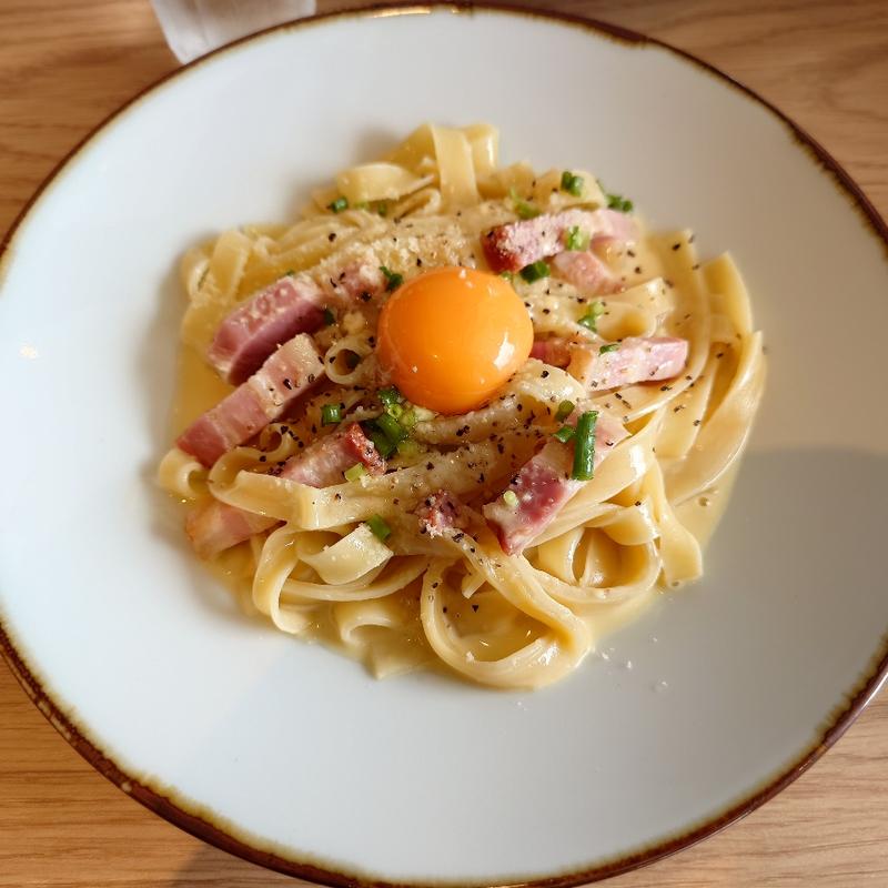 厚切りベーコンのカルボナーラ、パン食べ放題(鎌倉パスタ プライムツリー赤池店)