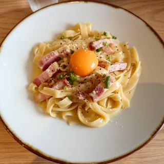 厚切りベーコンのカルボナーラ、パン食べ放題