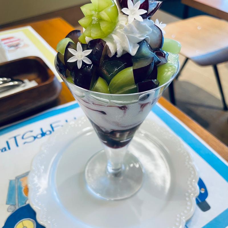 2種の葡萄パフェ(水信フルーツパーラーラボ)