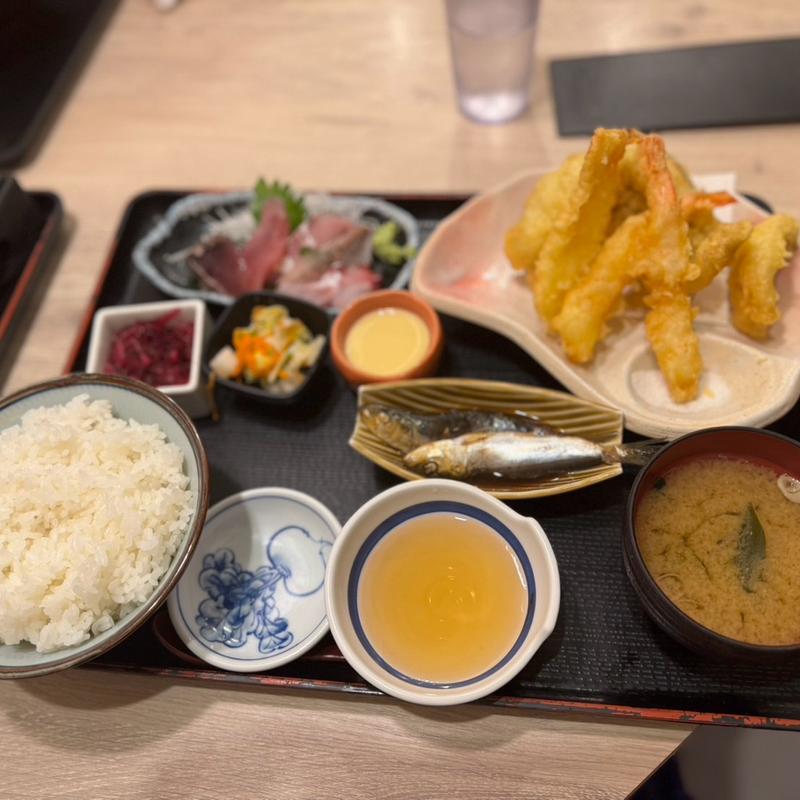 お刺身と天ぷら定食(魚がし食堂 金沢駅 Rinto店)
