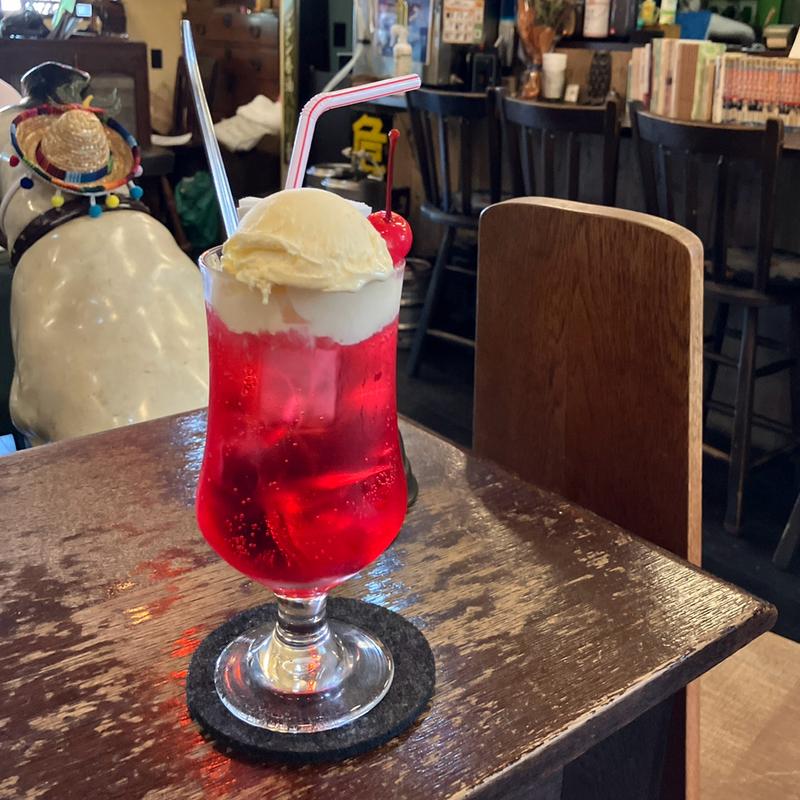 クリームソーダ 赤(夜もすがら骨董店)