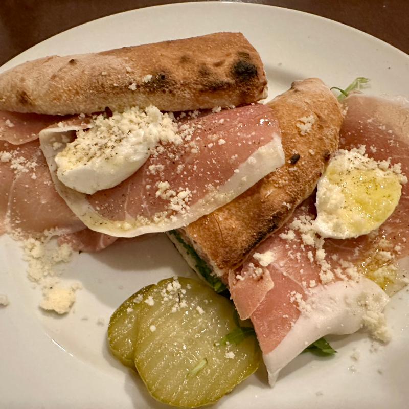 生ハムとルッコラ、モッツァレラサンド(チンクエ)