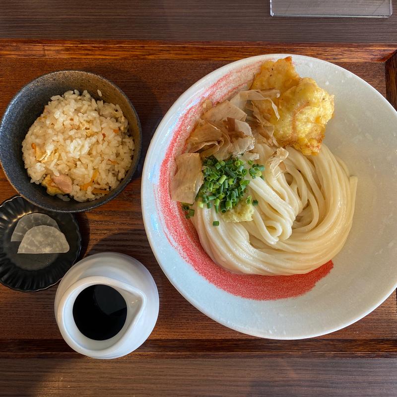 Bセット(冷たいぶっかけうどん、とり天、かやくご飯、香の物)(うどん大師空海)