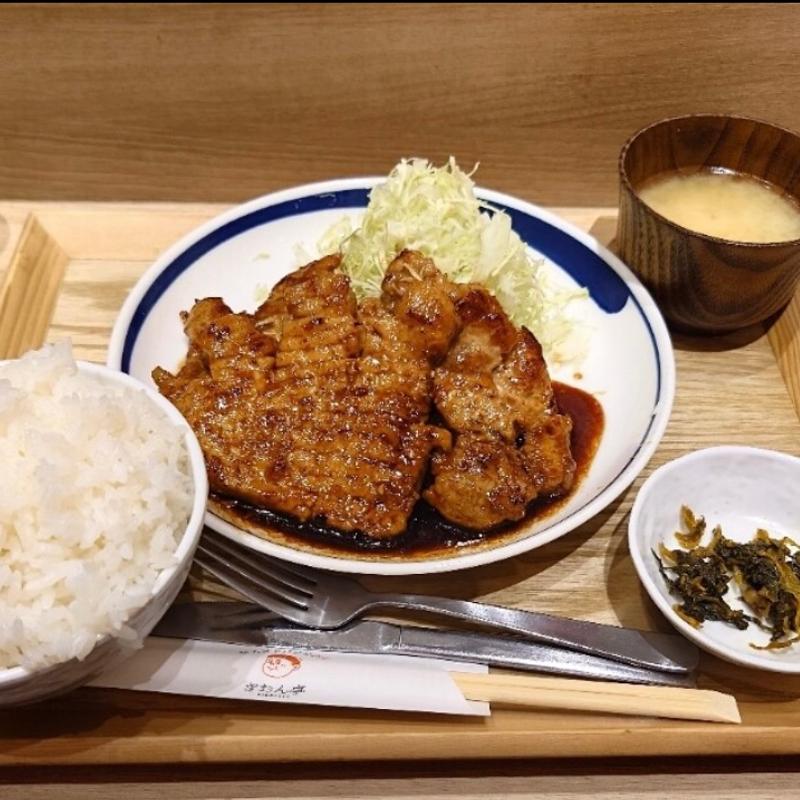 メガ盛りトンテキ定食(ぎおん亭 博多バスターミナル店)
