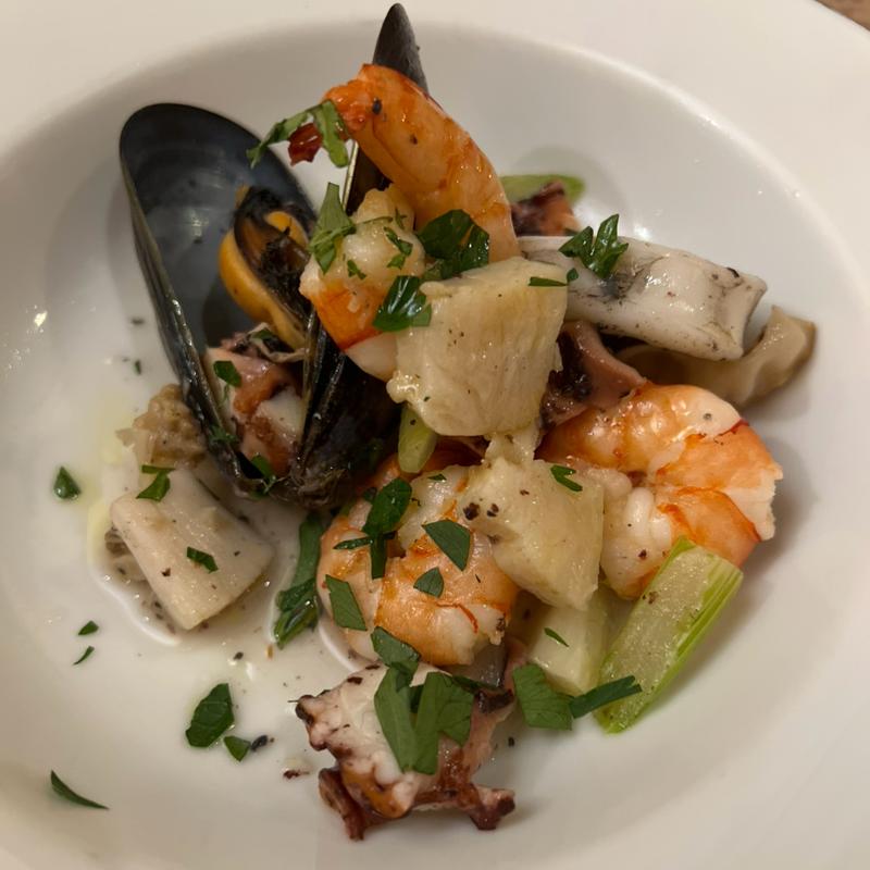 旬の魚介をふんだんに使った"インサラータ・ディ・マーレ"(Hostaria CasaBella ホスタリア カーサベッラ)