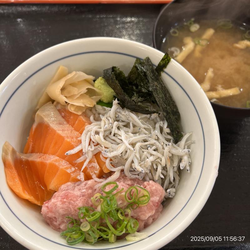 オランダ島サーモンとしらすとまぐろたたきの三種丼(目利きの銀次 神保町駿河台下店)