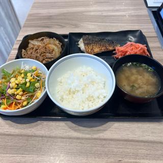 牛さば定食　生野菜サラダ(吉野家 尾久橋通り舎人店)