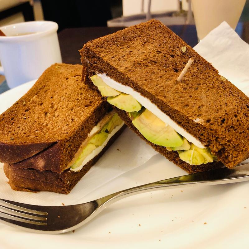 サンドイッチ(スモークサーモン＆アボカド＆クリームチーズ)(coffee ＆ tea BBB 新宿西口店)