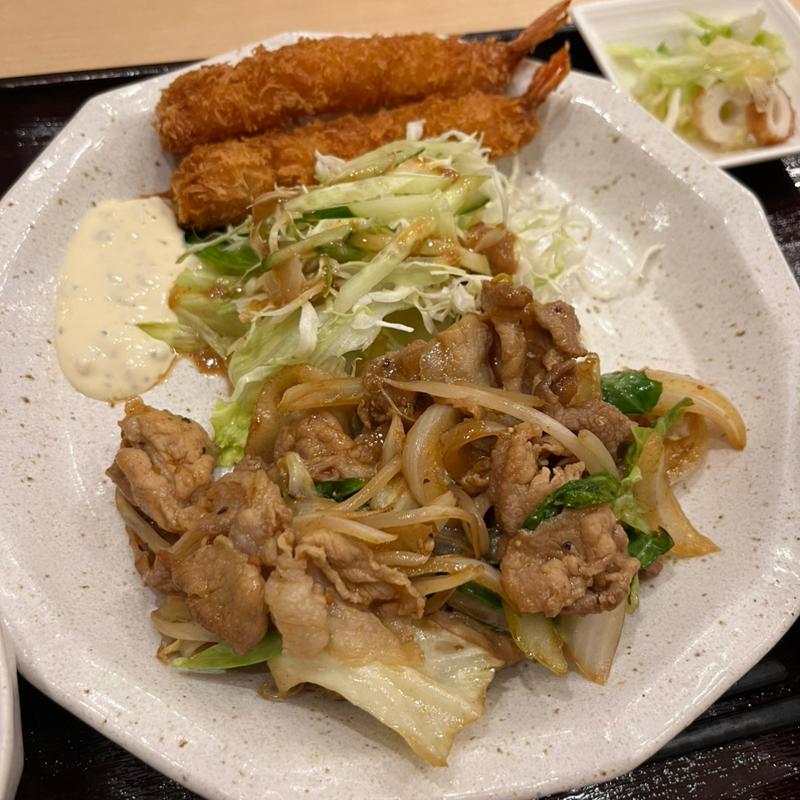 日替わり 豚肉と野菜のカレー風味炒めとエビフライ(絆 旬の肴と和み酒場)