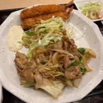 日替わり 豚肉と野菜のカレー風味炒めとエビフライ