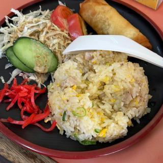 セットの半チャーハン、揚げ物、ミニサラダ(とんとん )