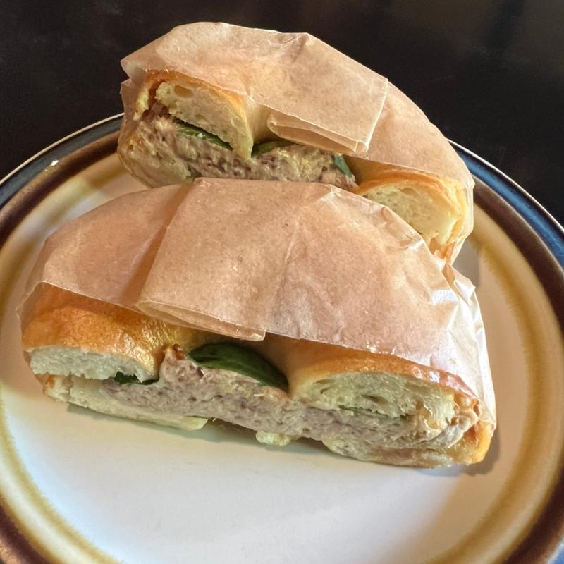 ツナと大葉のベーグルサンド(Cinema Coffee Umbrella)