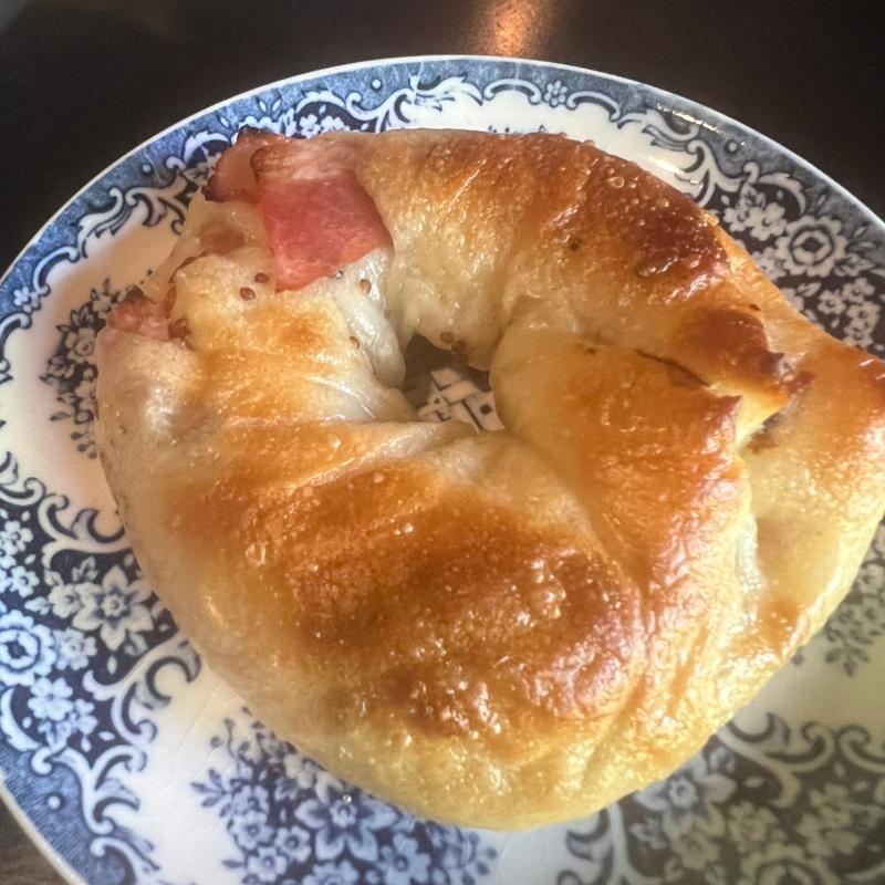 ベーコンとブラックペッパーのベーグル(Cinema Coffee Umbrella)