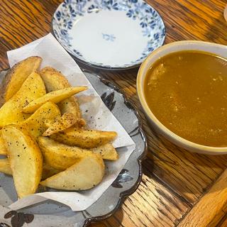 フライドポテト　カレーソース(武州うどんあかね&みどりダイニング)
