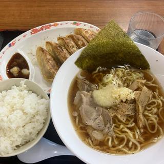 朝ラーメン半ライス