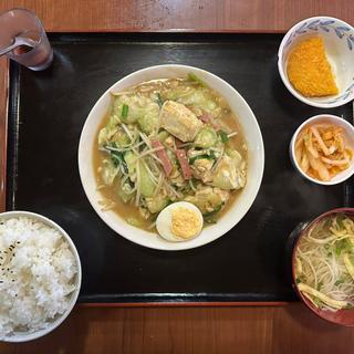Bランチ ヘチマの味噌炒め定食(アクアリュウム喫茶 慈伴賜)