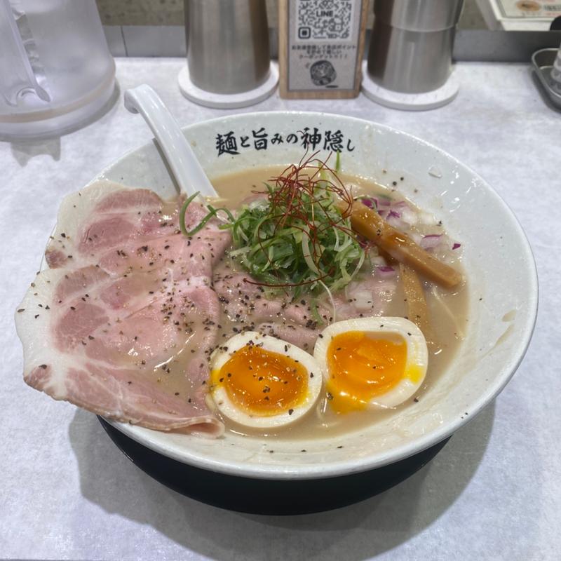プレミアム神旨みのとんこつラーメン(麺と旨みの神隠し なんば店)