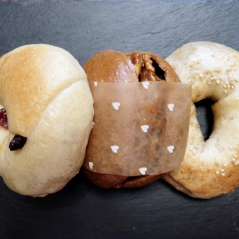 クランベリーミルクベーグル、胡桃っこ風カフェベーグル、照焼チキンベーグル(土曜と日曜とソフトクリームとベーグル)