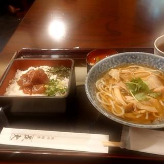 漬けまぐろ山かけめしと特製肉うどん